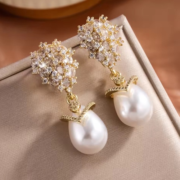 Couture Crystal Cluster Pearl Gold Earrings - Picture 6 of 7